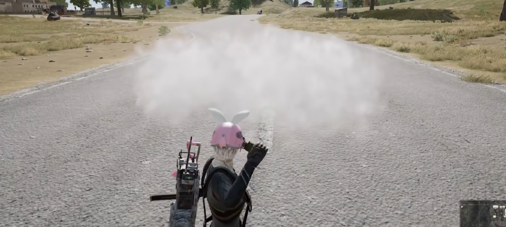 绝地求生怎么把烟雾丢脚下